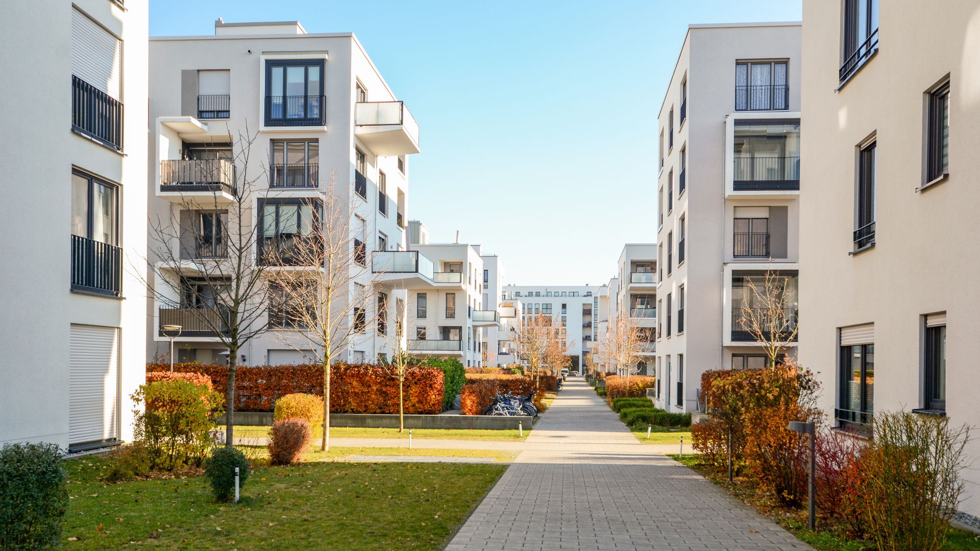 Sicht in ein Wohnquartier mit mehreren Mehrfamilienhäuser